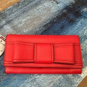 Kate Spade Large Bow Wallet 
Snap closure